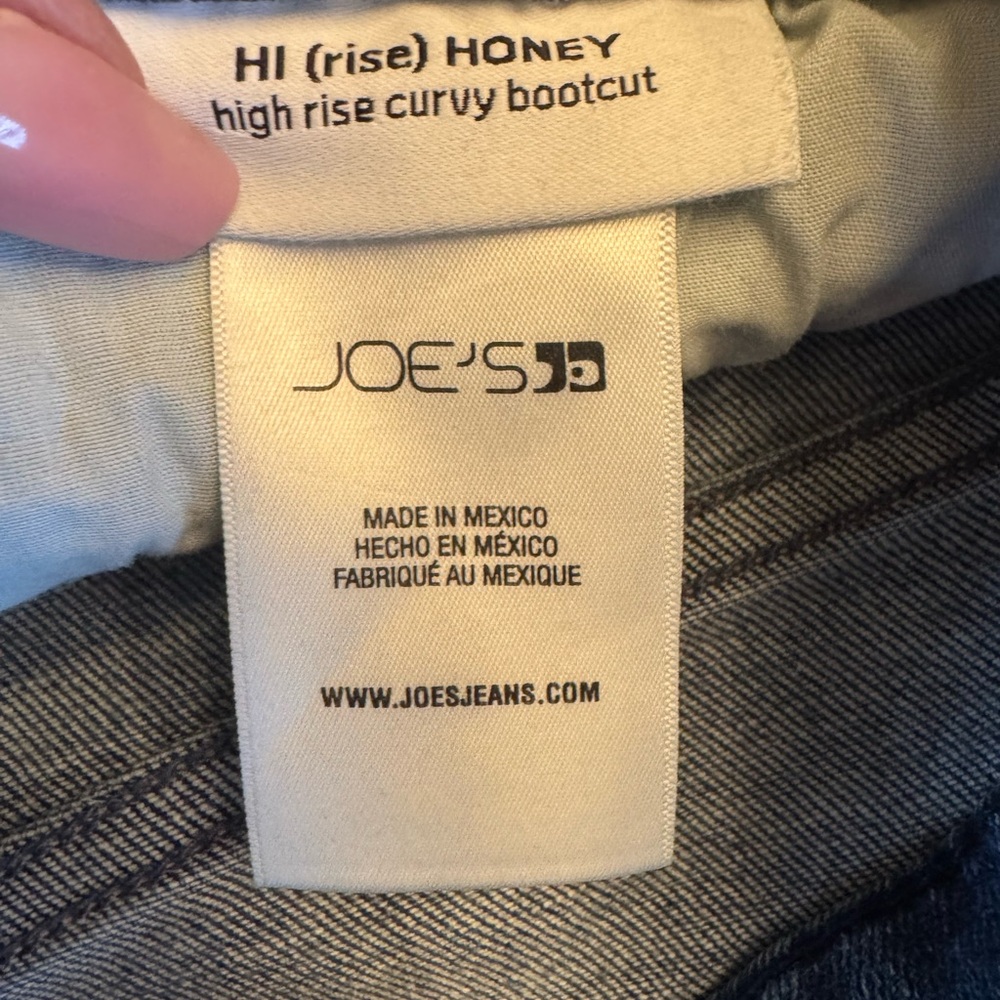 SOLD
Joe's Jeans Honey High Rise Bootcut-
Gently worn. Size 31 Flared leg.